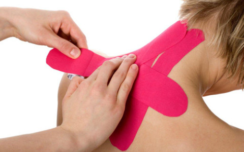 applicazione taping elastico colorato